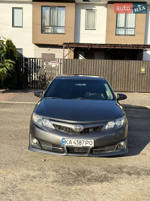 Седан Toyota Camry 2014 в Киеве