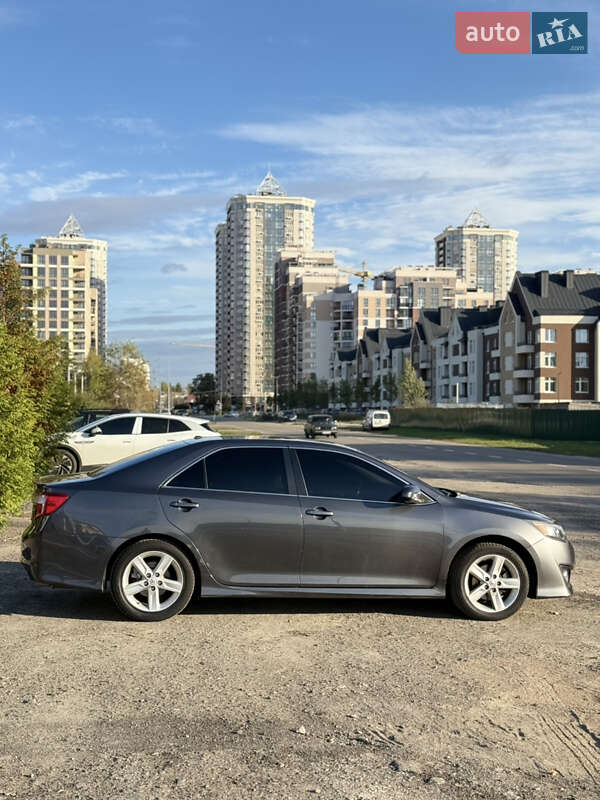 Седан Toyota Camry 2014 в Киеве