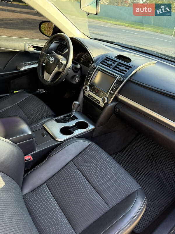 Седан Toyota Camry 2014 в Киеве