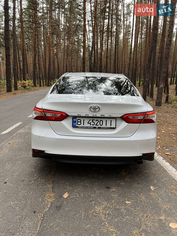 Седан Toyota Camry 2018 в Валках