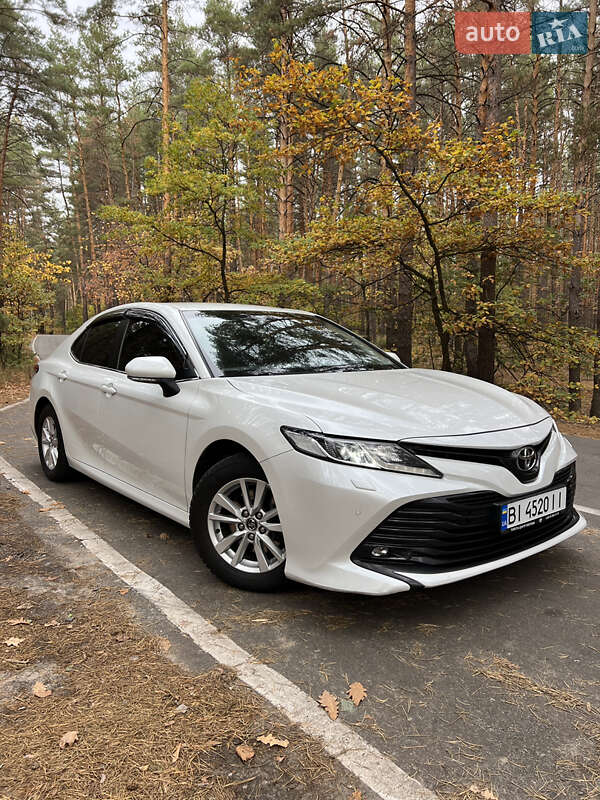 Седан Toyota Camry 2018 в Валках