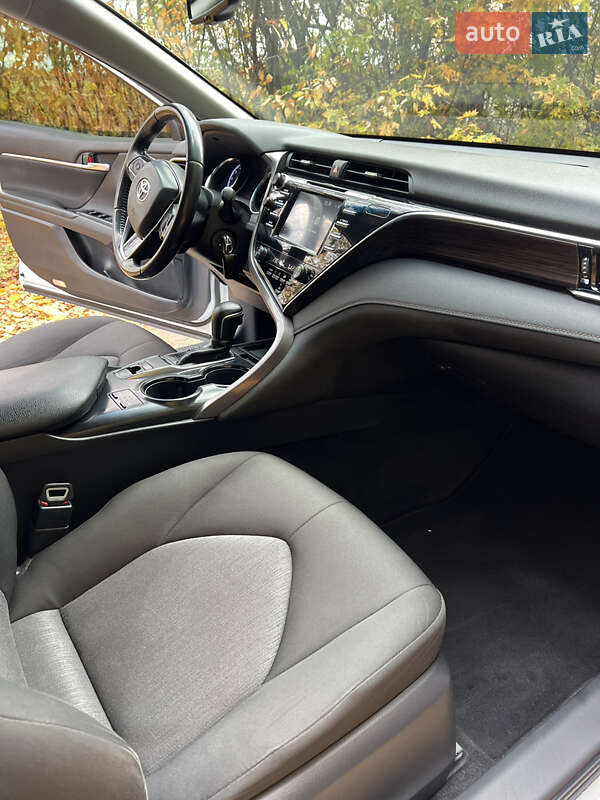 Седан Toyota Camry 2018 в Валках