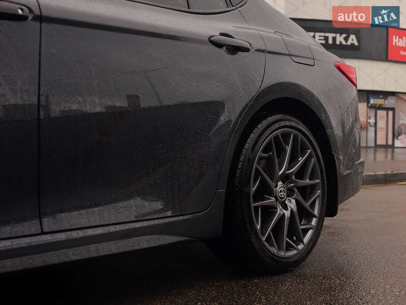 Седан Toyota Camry 2024 в Києві