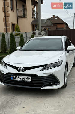 Седан Toyota Camry 2023 в Дніпрі