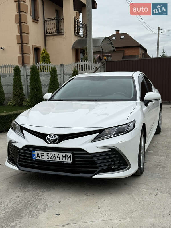 Седан Toyota Camry 2023 в 
