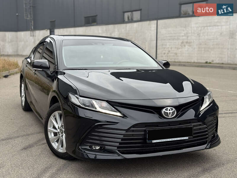 Седан Toyota Camry 2023 в Киеве