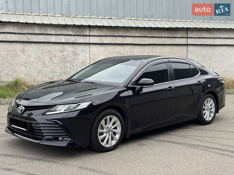 Седан Toyota Camry 2023 в Киеве