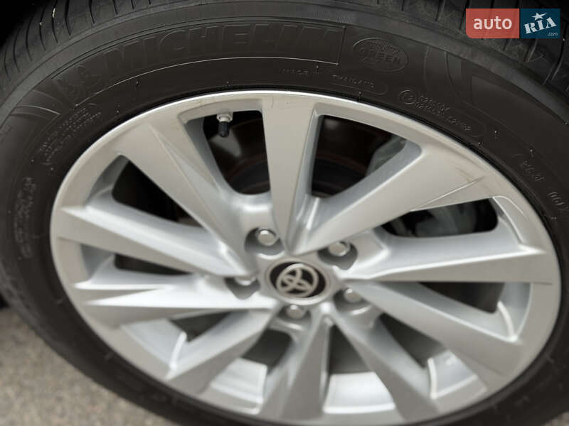 Седан Toyota Camry 2023 в Киеве