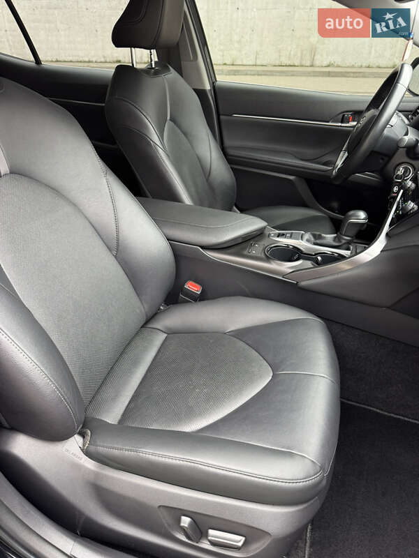 Седан Toyota Camry 2023 в Киеве