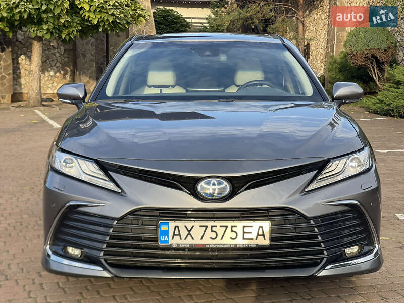 Седан Toyota Camry 2023 в Рівному