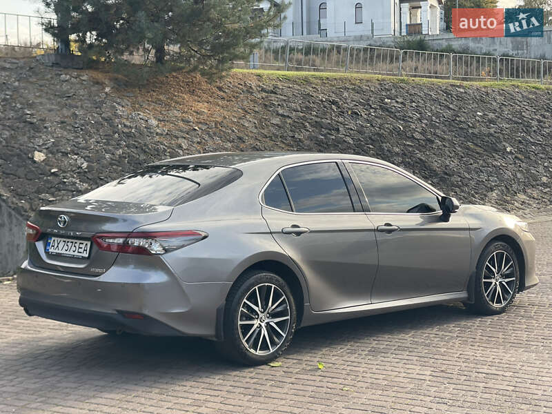 Седан Toyota Camry 2023 в Рівному