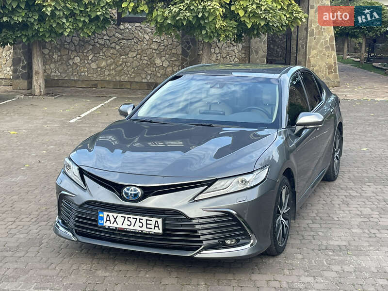 Седан Toyota Camry 2023 в Рівному