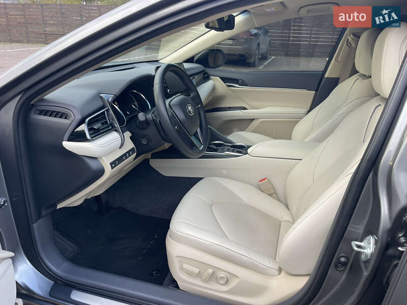 Седан Toyota Camry 2023 в Рівному