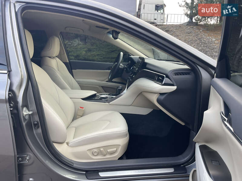 Седан Toyota Camry 2023 в Рівному