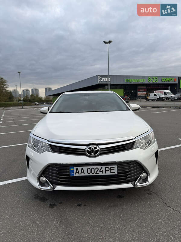 Седан Toyota Camry 2015 в Києві