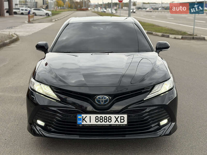 Седан Toyota Camry 2019 в Киеве
