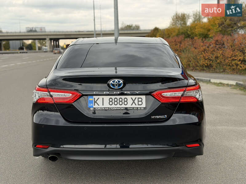 Седан Toyota Camry 2019 в Киеве