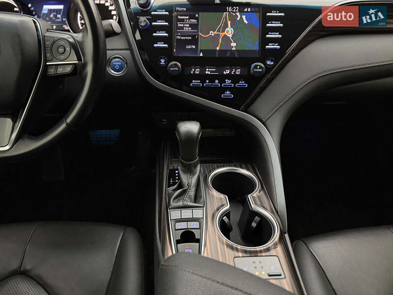 Седан Toyota Camry 2019 в Киеве
