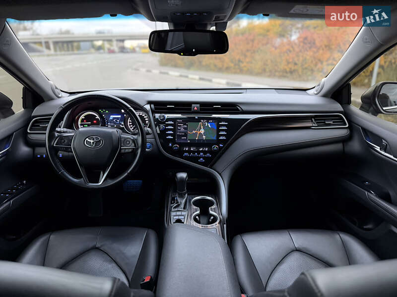 Седан Toyota Camry 2019 в Киеве