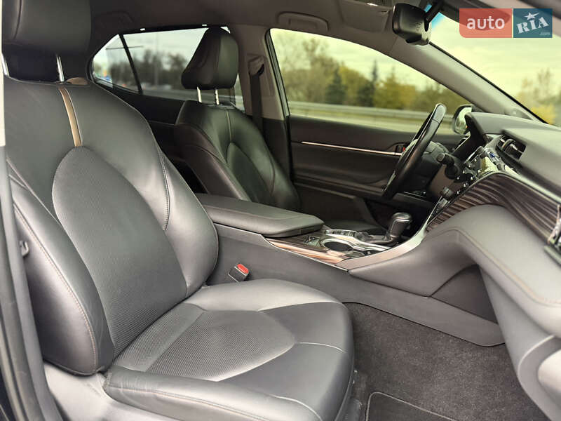 Седан Toyota Camry 2019 в Киеве