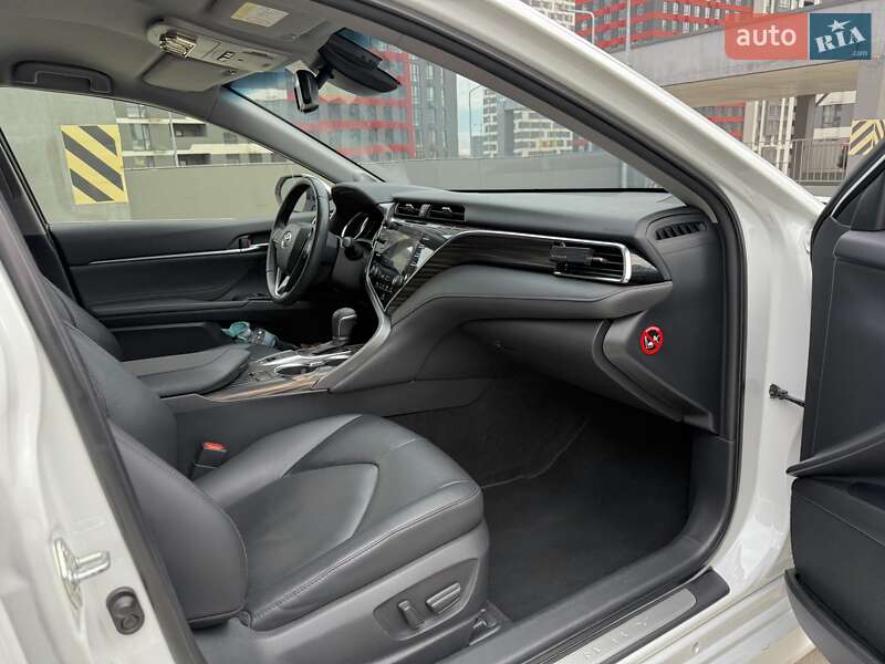 Седан Toyota Camry 2018 в Києві