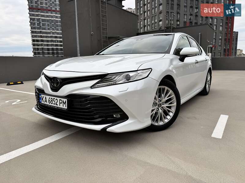 Седан Toyota Camry 2018 в Києві