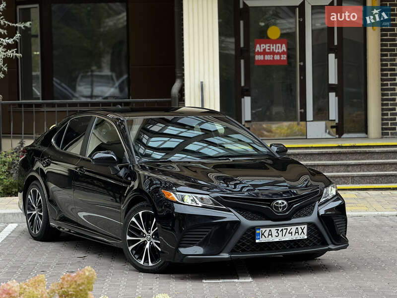 Седан Toyota Camry 2018 в Киеве