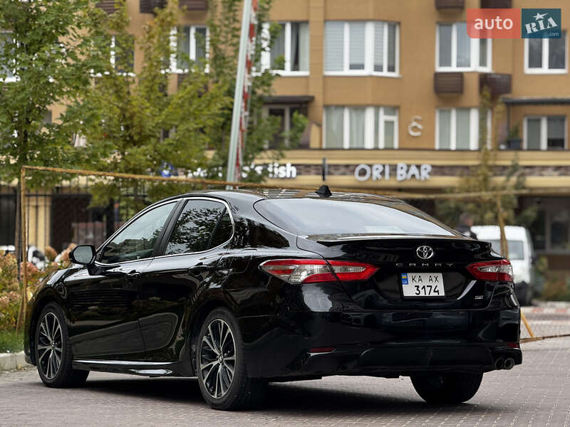 Седан Toyota Camry 2018 в Киеве