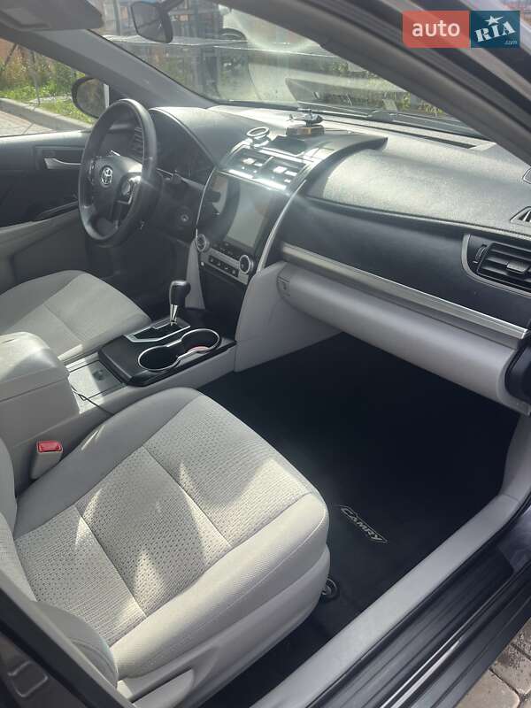 Седан Toyota Camry 2014 в Ивано-Франковске