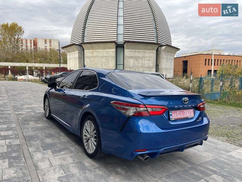 Седан Toyota Camry 2018 в Львове