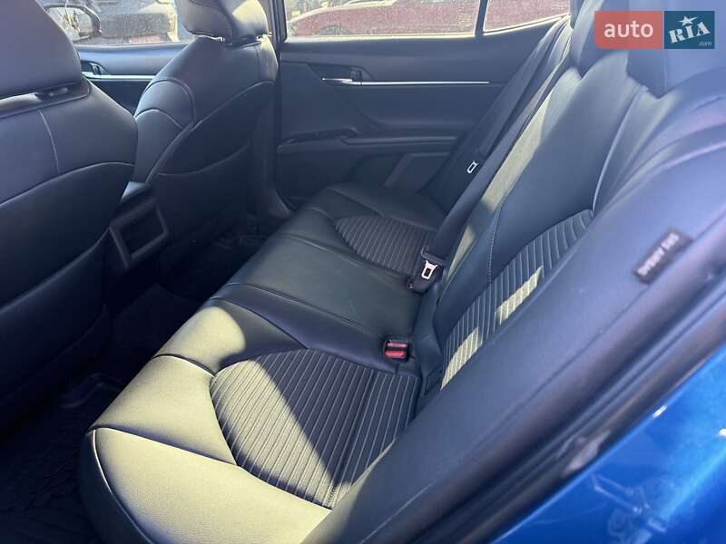 Седан Toyota Camry 2018 в Львове