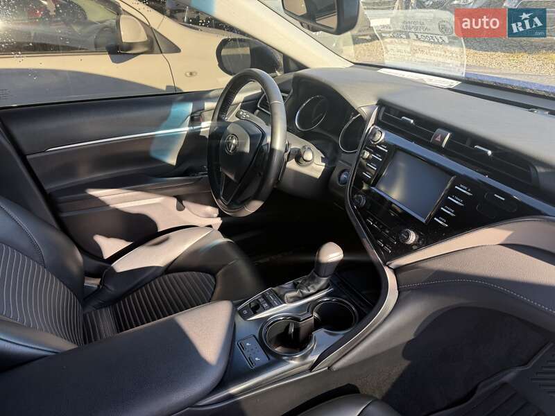 Седан Toyota Camry 2018 в Львове