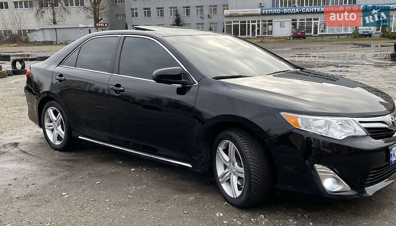Седан Toyota Camry 2014 в Киеве