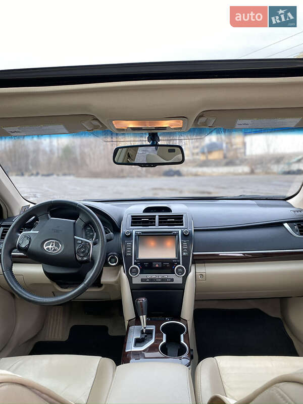 Седан Toyota Camry 2014 в Киеве