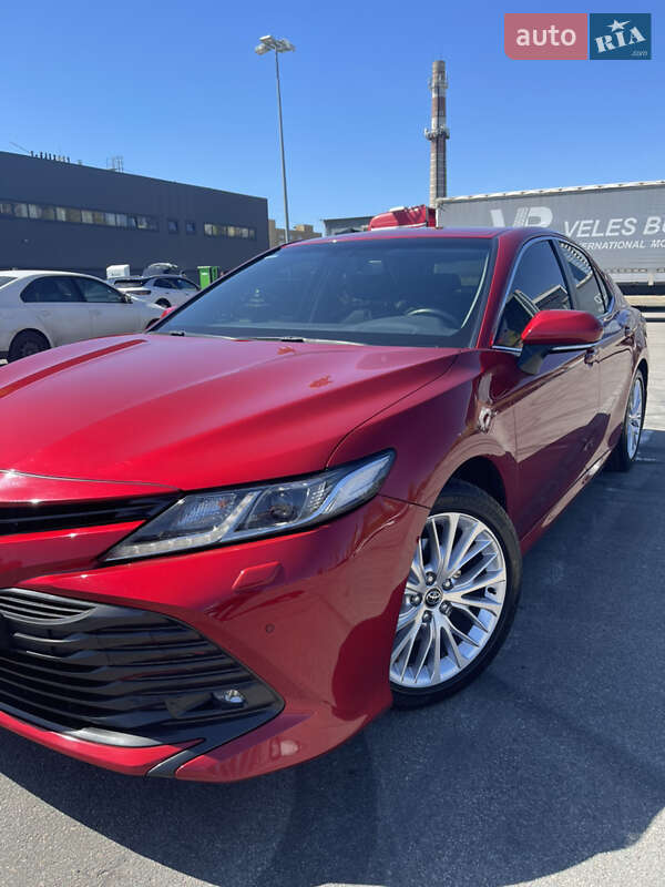 Седан Toyota Camry 2018 в Львові