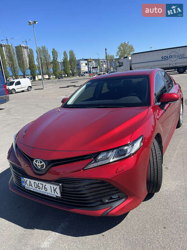 Седан Toyota Camry 2018 в Львові