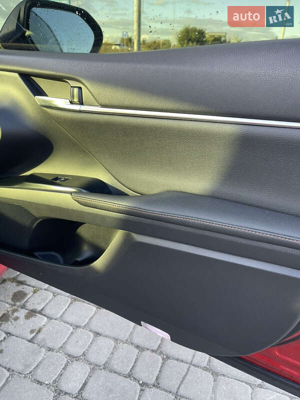 Седан Toyota Camry 2018 в Львові