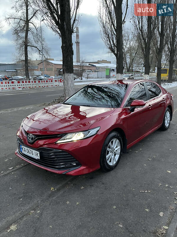 Седан Toyota Camry 2018 в Львові