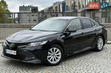 Седан Toyota Camry 2019 в Киеве