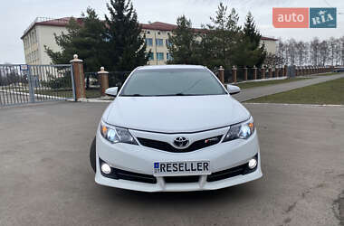 Седан Toyota Camry 2013 в Краснограді