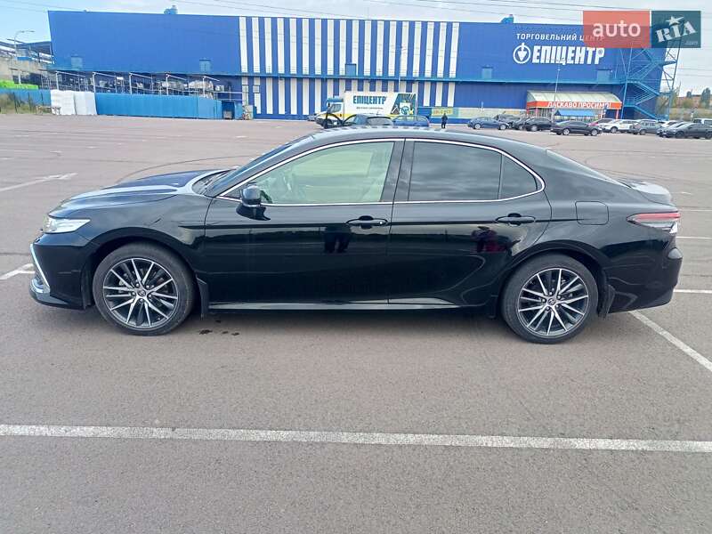 Седан Toyota Camry 2021 в Ровно