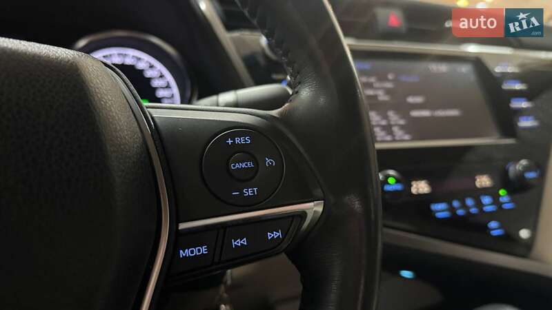 Седан Toyota Camry 2019 в Ужгороді