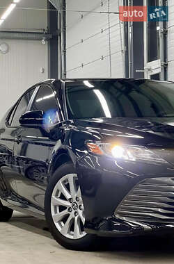 Седан Toyota Camry 2019 в Жовкві