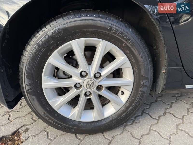 Седан Toyota Camry 2011 в Львове