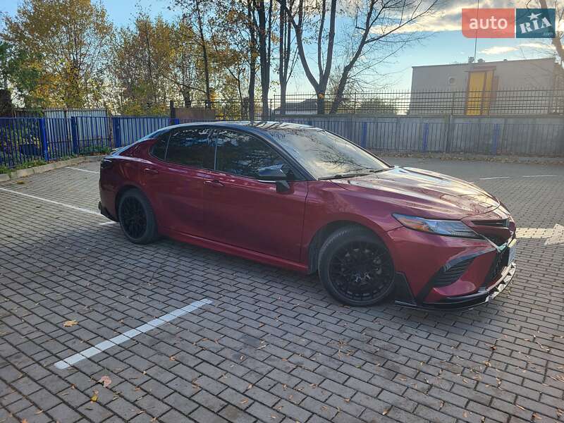 Седан Toyota Camry 2018 в Тернополе