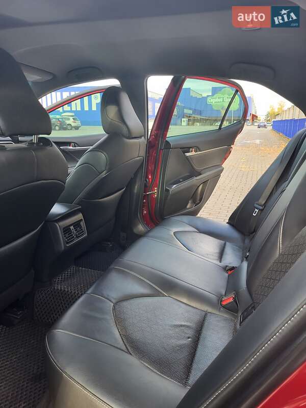 Седан Toyota Camry 2018 в Тернополе