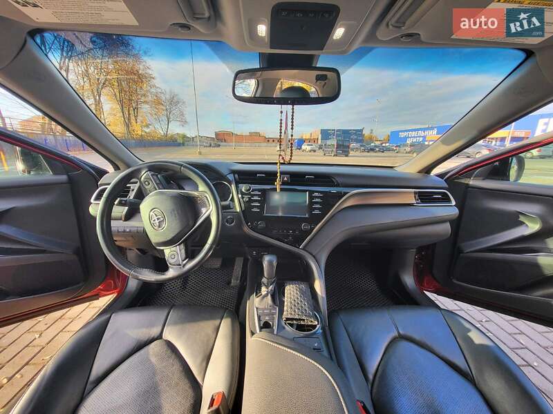 Седан Toyota Camry 2018 в Тернополе