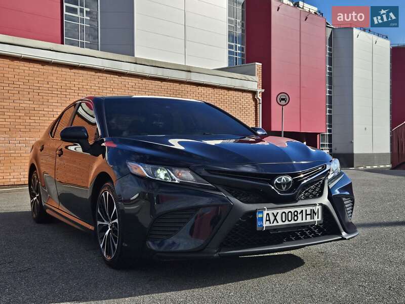 Седан Toyota Camry 2018 в Киеве