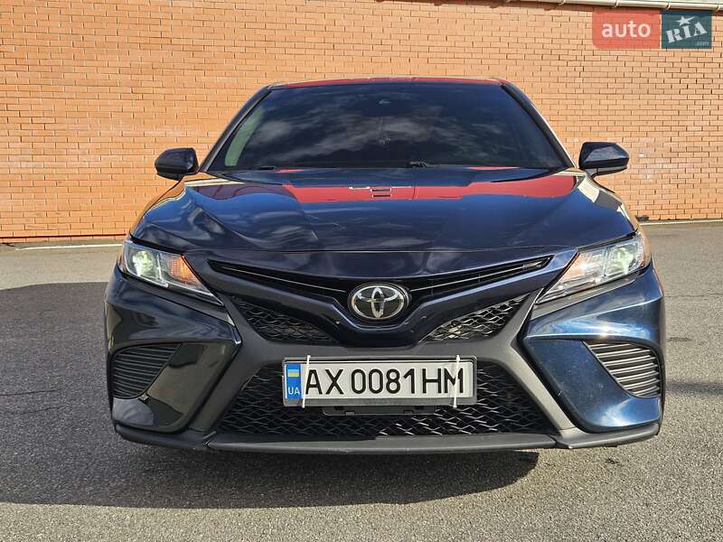 Седан Toyota Camry 2018 в Киеве