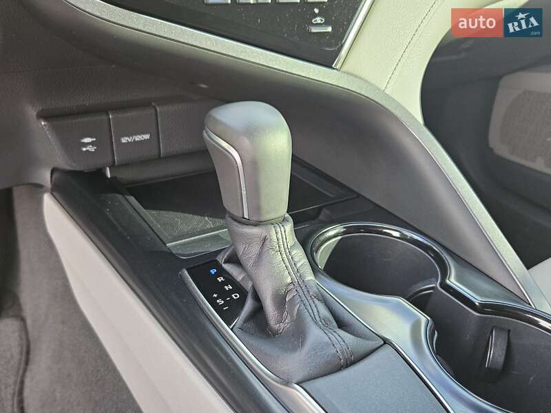 Седан Toyota Camry 2018 в Киеве